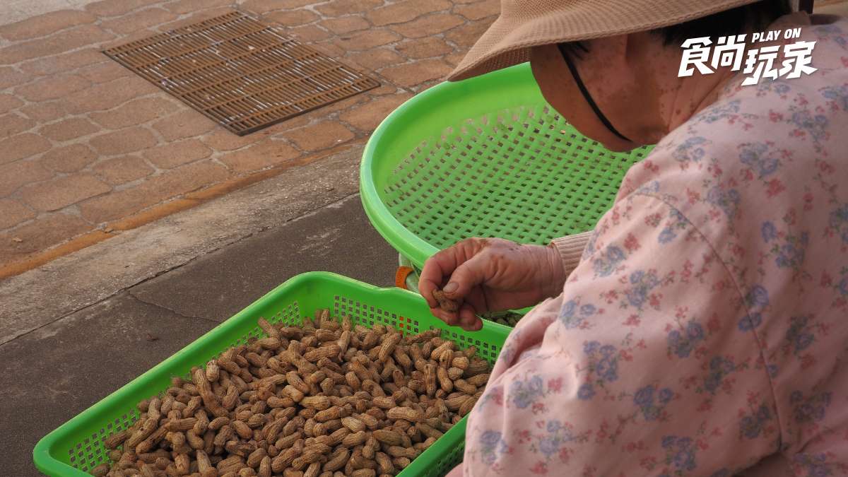 澎湖最繽紛秘境！七彩浮球牆拍網美照，變身「蒙面俠」炒花生體驗島民日常