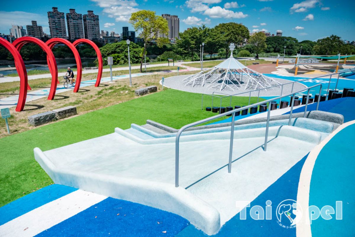 台北全新兒童遊樂場開放！超Ｑ雲朵地景遊戲區，還有河景第一排夢幻鞦韆