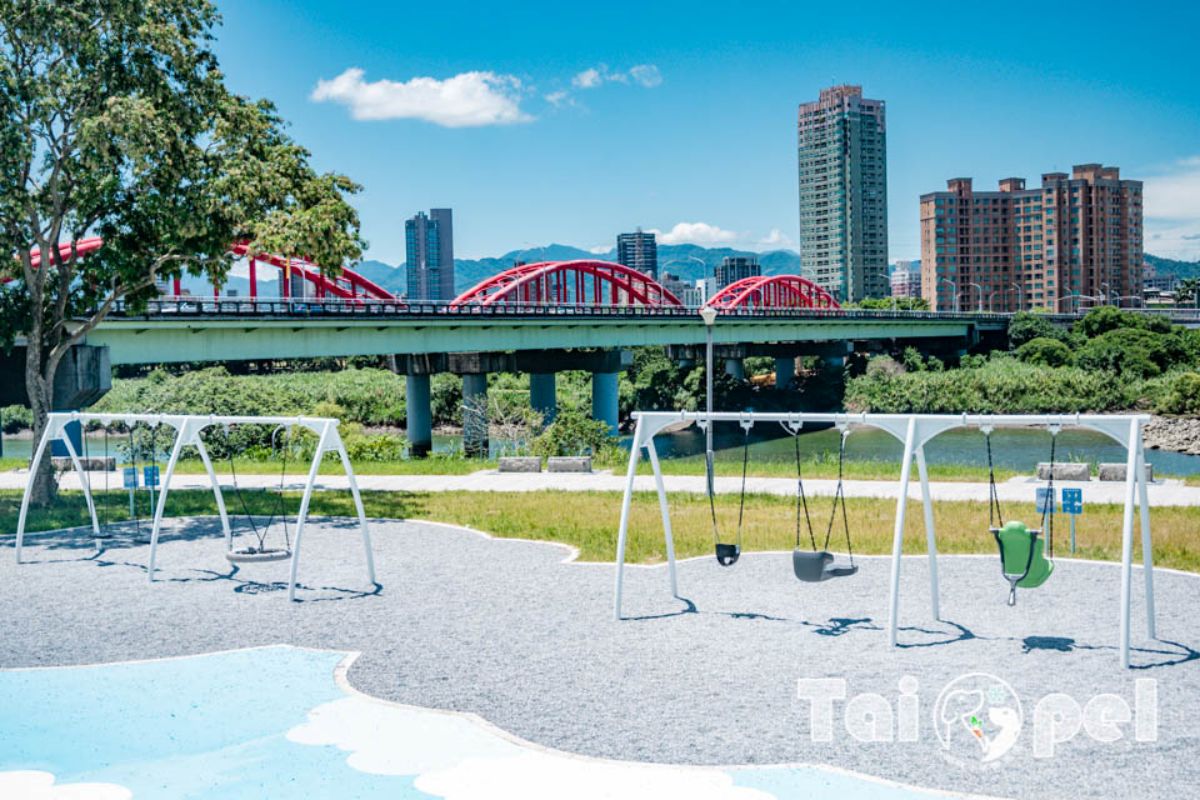 台北全新兒童遊樂場開放！超Ｑ雲朵地景遊戲區，還有河景第一排夢幻鞦韆