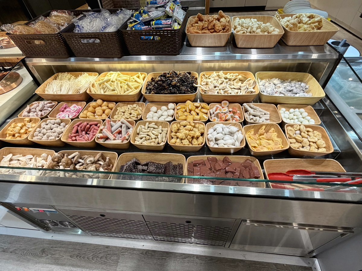 全台第１間「六扇門吃到飽店」！288元爽吃披薩、炸物，30款自助吧無限夾