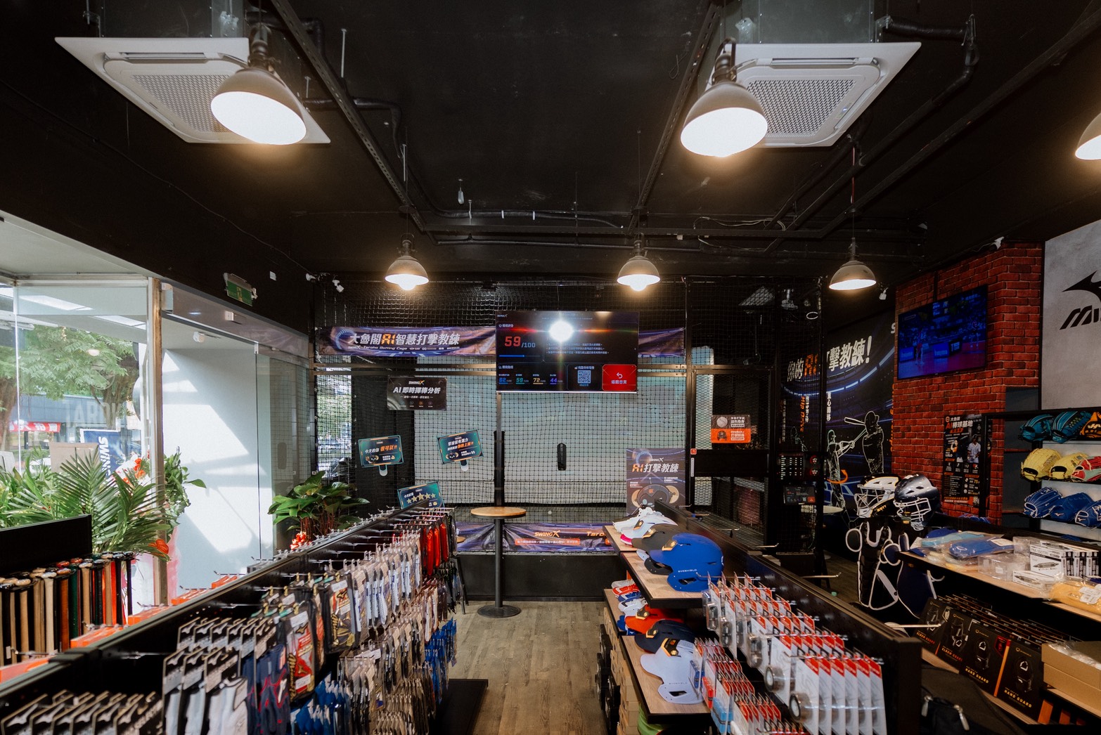 免費打棒球！大魯閣首創「AI打擊場＋運動用品店」新開幕，血拚玩樂一次滿足