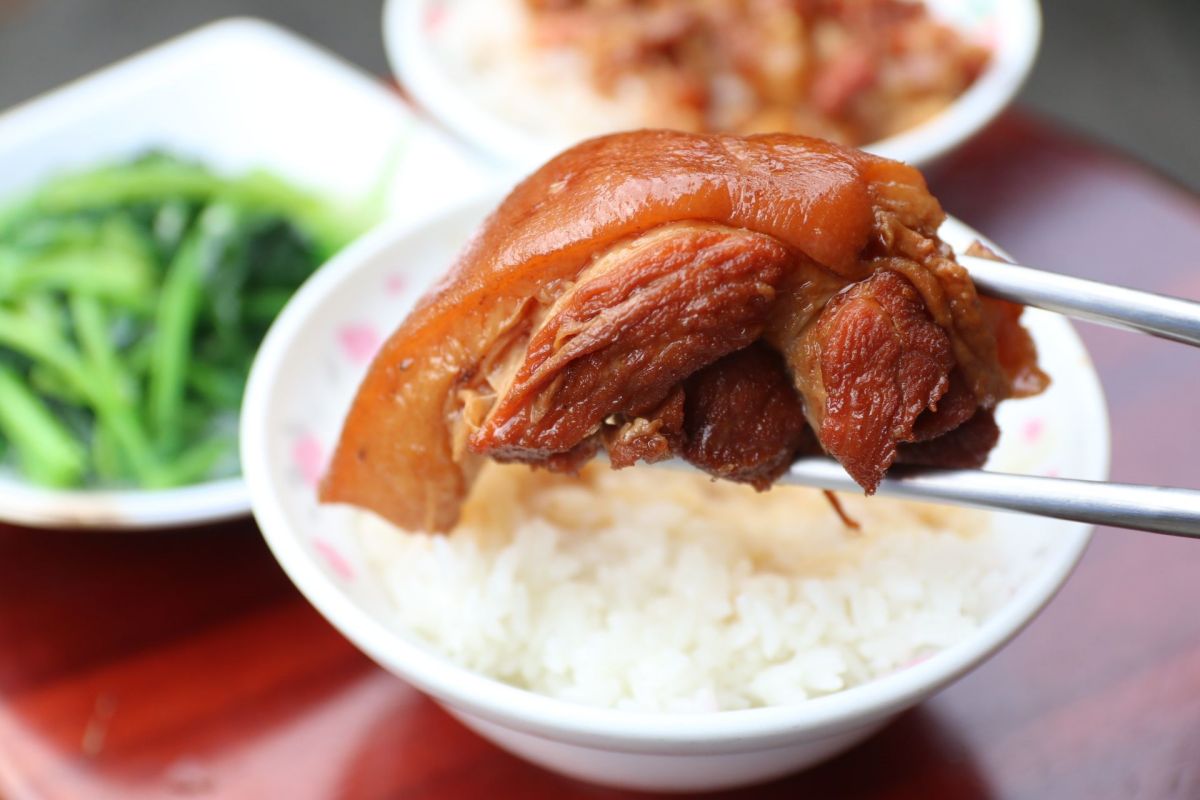 台中24小時「神級爌肉飯」！香滷腳庫軟嫩Q彈，必加靈魂酸菜、辣椒更唰嘴