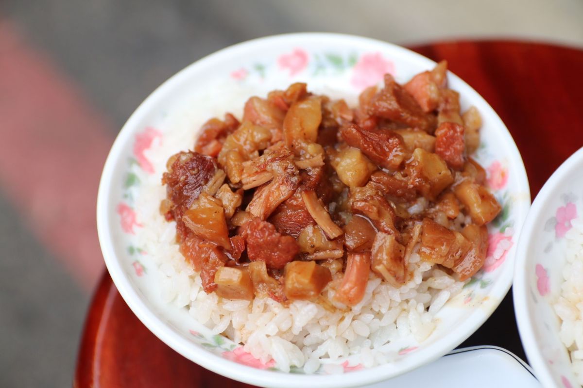 台中24小時「神級爌肉飯」！香滷腳庫軟嫩Q彈，必加靈魂酸菜、辣椒更唰嘴