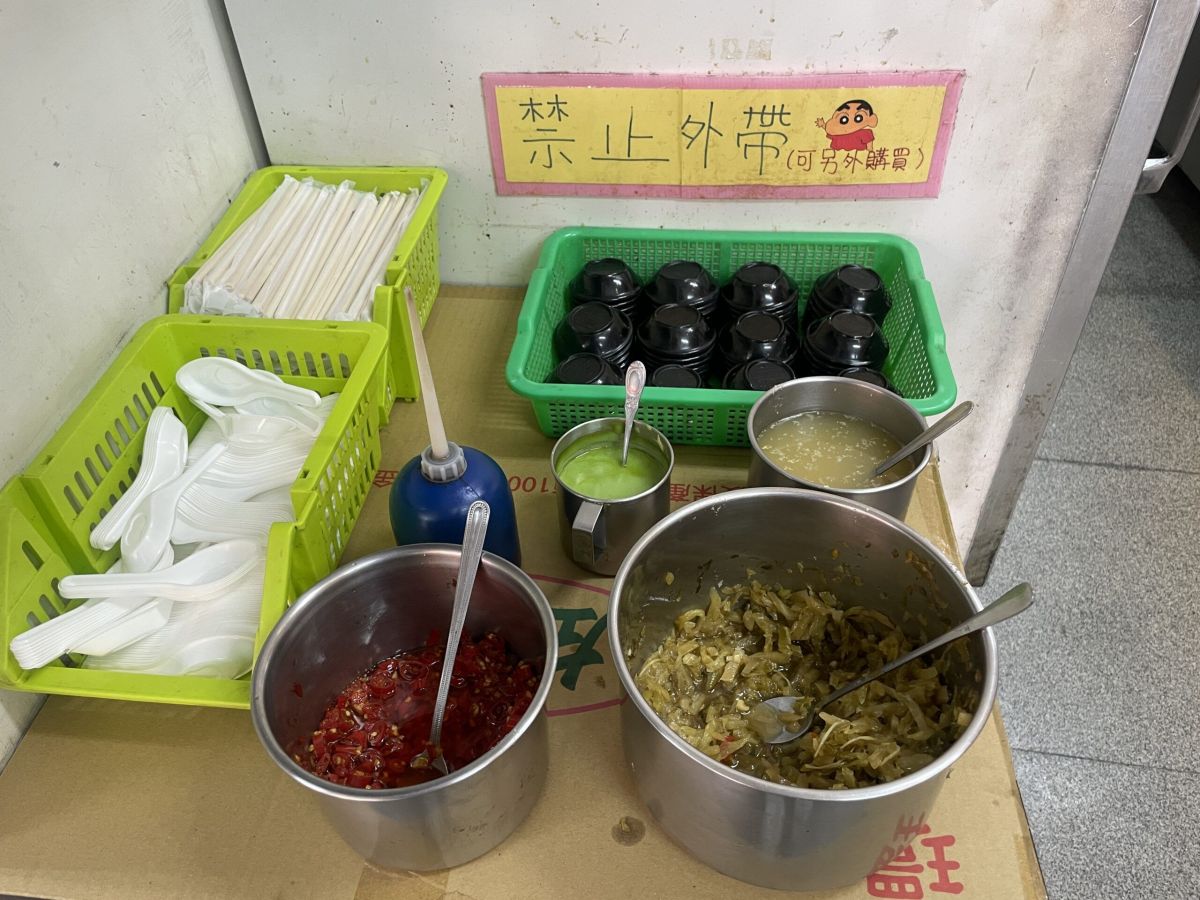 台中24小時「神級爌肉飯」！香滷腳庫軟嫩Q彈，必加靈魂酸菜、辣椒更唰嘴