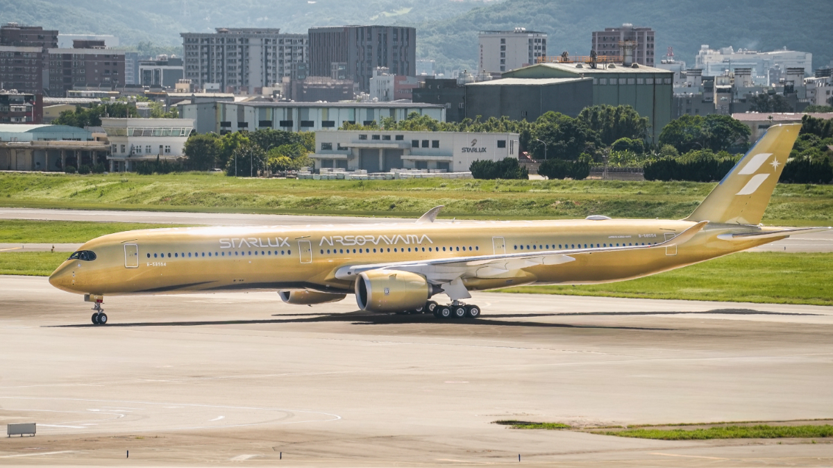 星宇「空山金」藝術機抵台！8/20首航東京成田「金銀雙機」海外首度同框