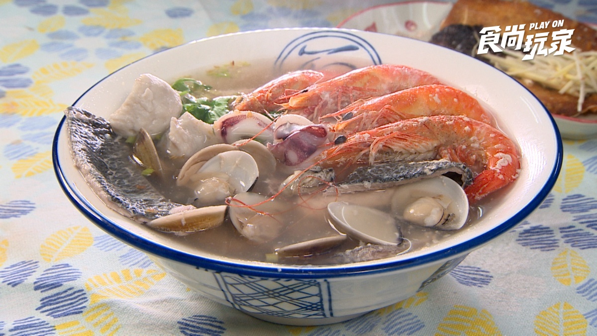 台南高雄海線美食大比拚！老字號嫩骨飯PK漁港現炸海產，逛全台唯一海邊夜市