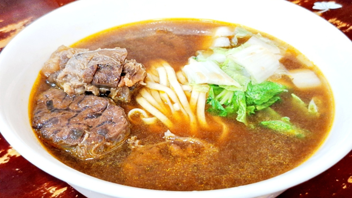 半夜想吃牛肉麵不要叫女友煮！台北６間深夜牛肉麵：24小時、必比登、免費續麵