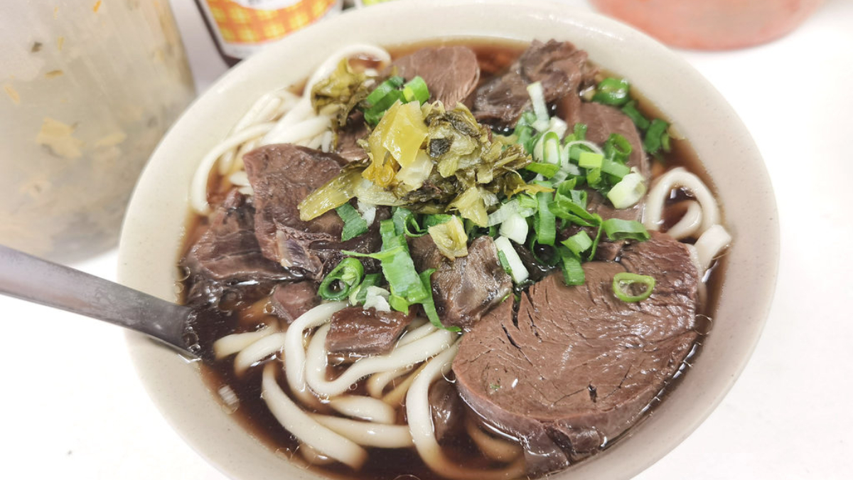 半夜想吃牛肉麵不要叫女友煮！台北６間深夜牛肉麵：24小時、必比登、免費續麵