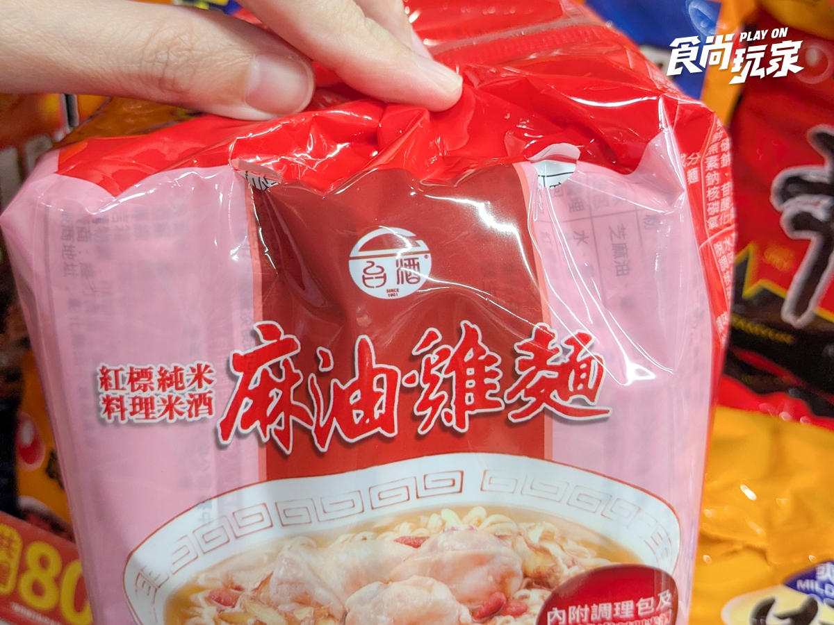 泡麵包裝驚見２個洞！不是普渡插香用、真實用途曝光，牛奶盒凹痕藏暖心原因