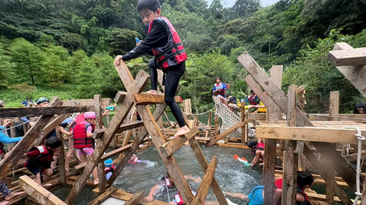 自己蓋樹屋！孩子當「小小建築師」，親自設計、木工打造「海上基地、木屋樂園」
