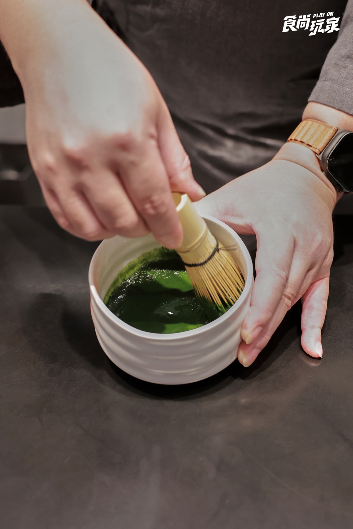 「手刷抹茶」正夯！辻利茶舗總經理教你挑對茶粉，５步驟刷出抹茶拿鐵