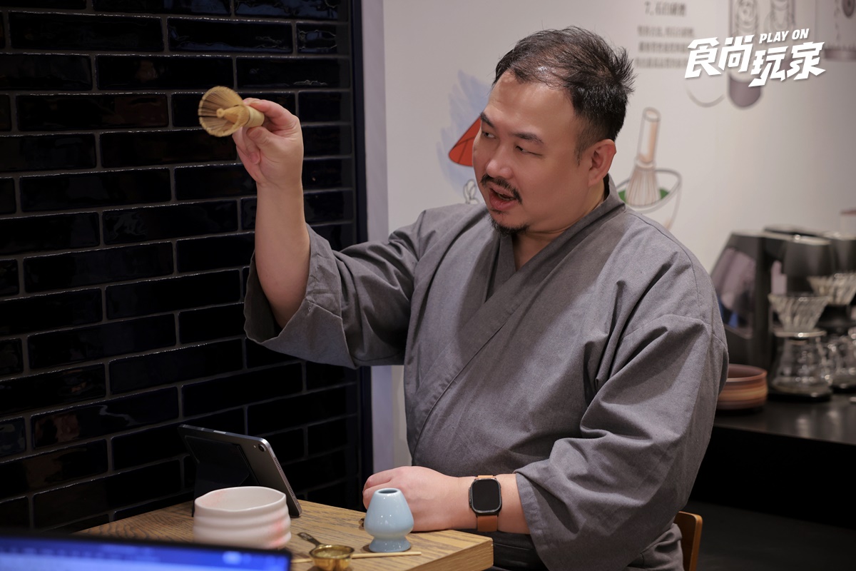 「手刷抹茶」正夯！辻利茶舗總經理教你挑對茶粉，５步驟刷出抹茶拿鐵