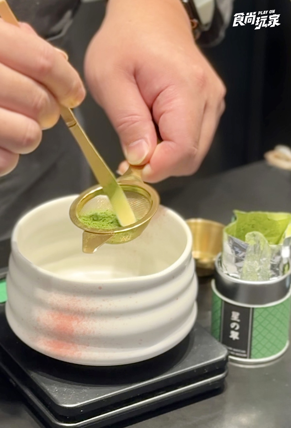 「手刷抹茶」正夯！辻利茶舗總經理教你挑對茶粉，５步驟刷出抹茶拿鐵