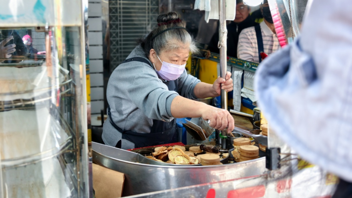 中壢火車站美食推薦！必吃10家：紅豆餅３個10元、399拉麵吃到飽、巨無霸潤餅