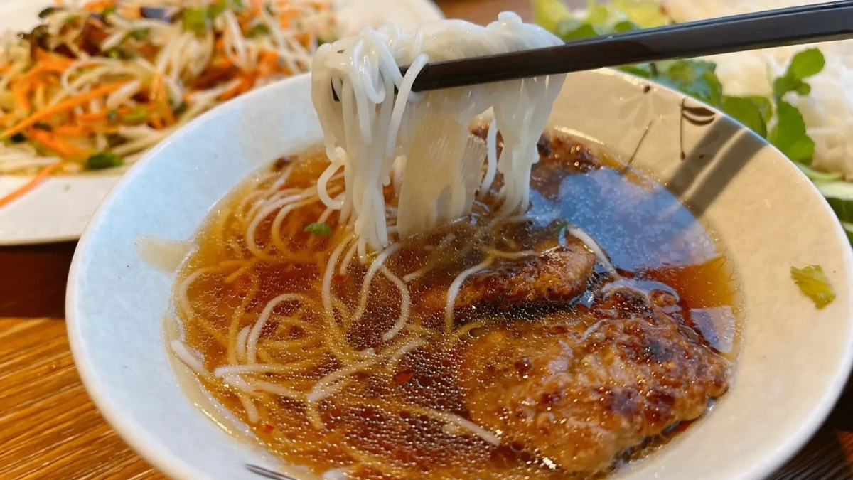 中壢火車站美食推薦！必吃10家：紅豆餅３個10元、399拉麵吃到飽、巨無霸潤餅