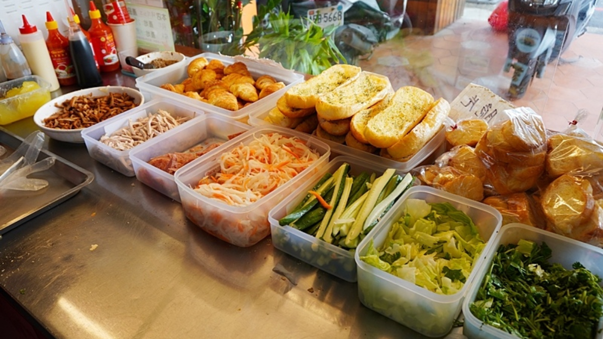 中壢火車站美食推薦！必吃10家：紅豆餅３個10元、399拉麵吃到飽、巨無霸潤餅
