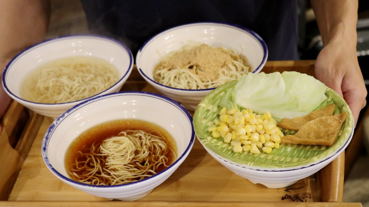 中壢火車站美食推薦！必吃10家：紅豆餅３個10元、399拉麵吃到飽、巨無霸潤餅