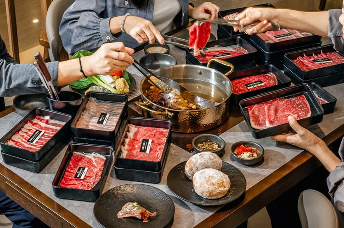 路易莎第1間「火鍋吃到飽」來了!520元暢吃現切肉品、百款自助吧、波士頓派 路易莎第1間「火鍋吃到飽」來了!520元暢吃現切肉品、百款自助吧、波士頓派