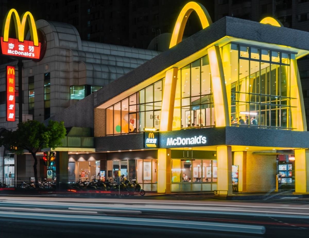 連７天「麥當勞買一送一」！免費送薯條、麥克雞塊，最美「黃金M拱門」