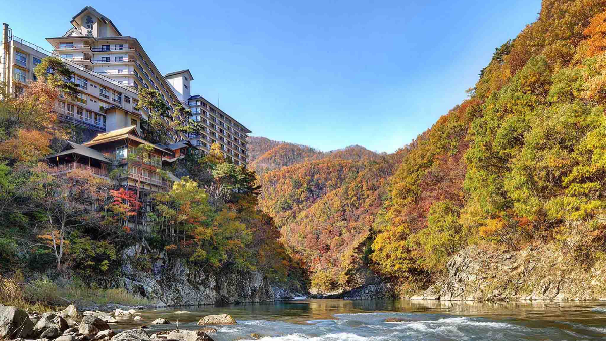 日本５大動漫聖地巡禮！朝聖鬼滅無限城、咒術澀谷事變、芙莉蓮藍色粉蝶花海