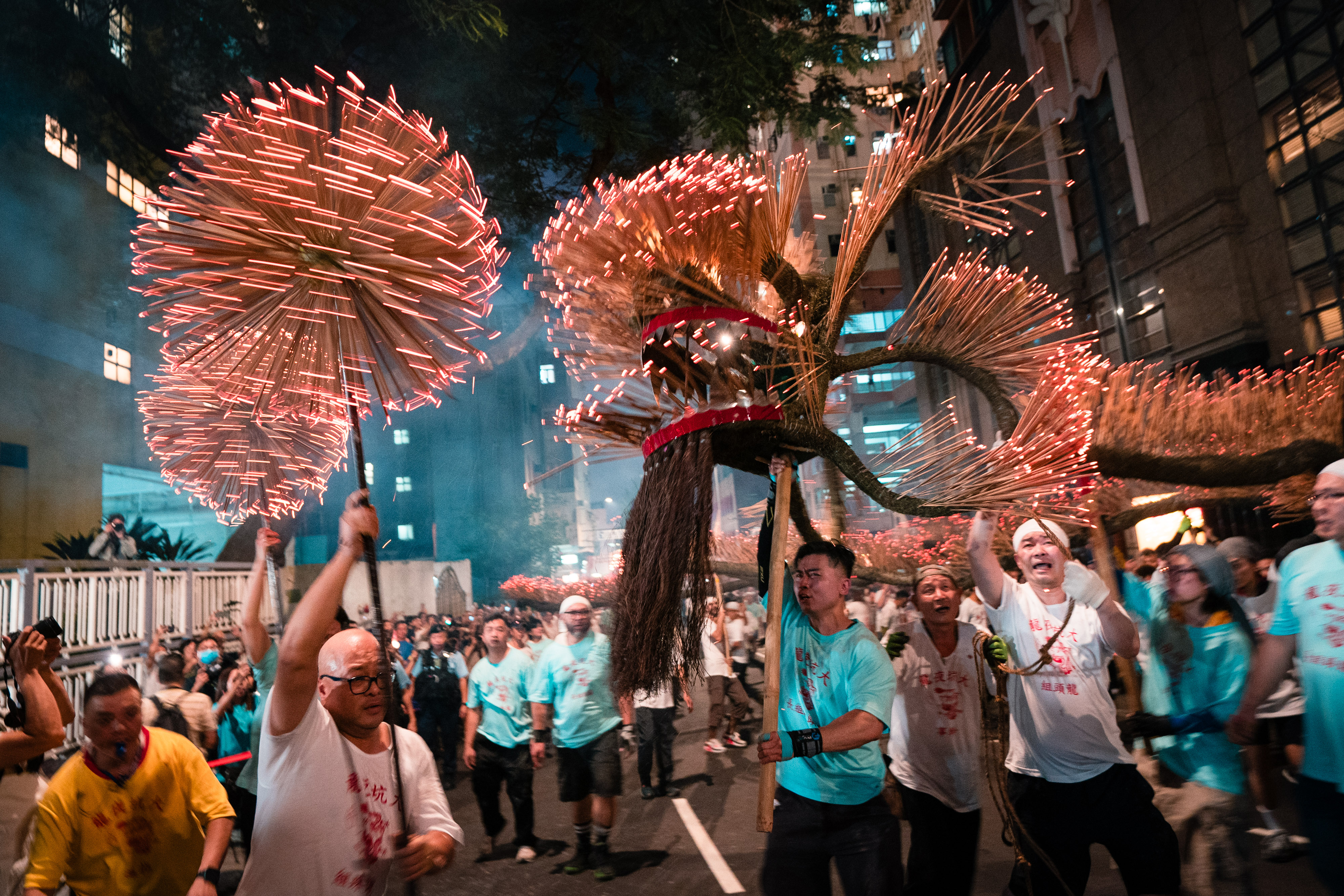中秋連假衝香港！巨型月亮、萬根線香「舞火龍」必拍，３千盞特色花燈免費看