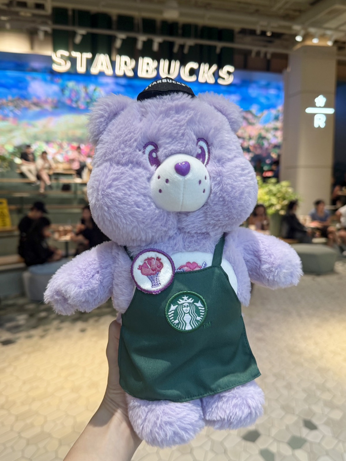 星巴克首聯名Care Bears萌翻！綠圍裙小熊、變色杯、盲盒吊飾20款必收