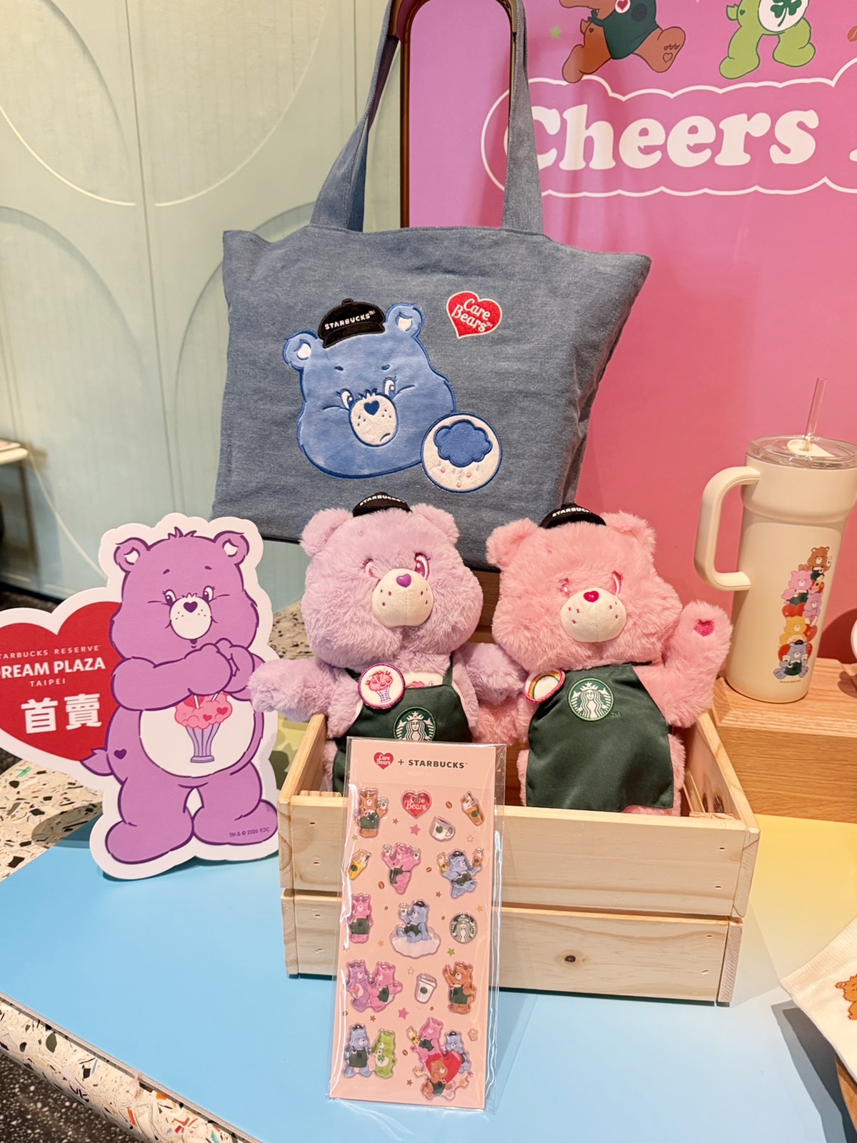 星巴克首聯名Care Bears萌翻！綠圍裙小熊、變色杯、盲盒吊飾20款必收
