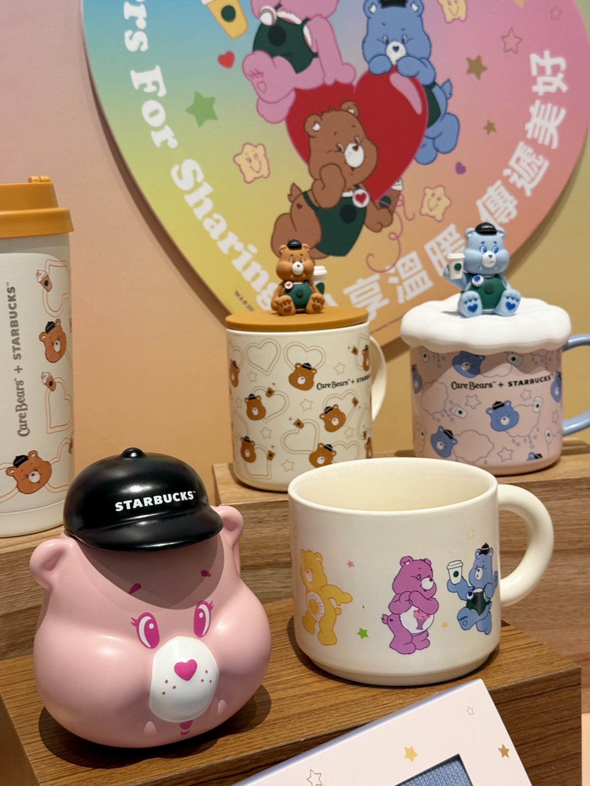 星巴克首聯名Care Bears萌翻！綠圍裙小熊、變色杯、盲盒吊飾20款必收