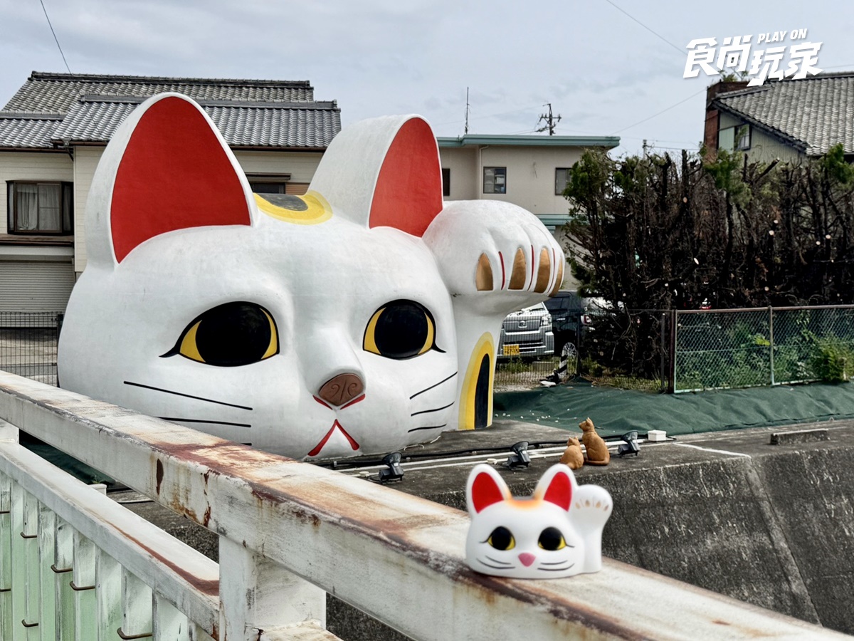 日本巨大招財貓變紅了!常滑喵20週年xHello Kitty,超狂炸蝦、貓咪小鎮一日玩 日本巨大招財貓變紅了!常滑喵20週年xHello Kitty,超狂炸蝦、貓咪小鎮一日玩