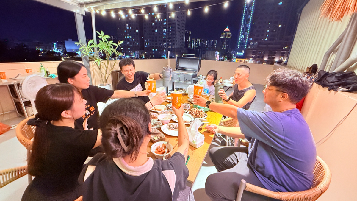 海島風包棟民宿開箱！安平河景第一排烤肉、KTV、打撞球，順吃牛肉湯、蝦捲