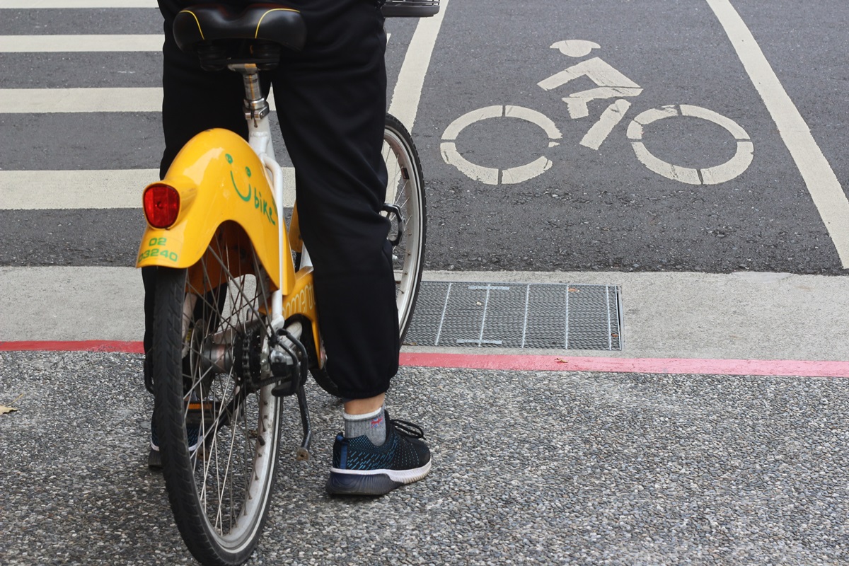 腳踏車可以騎斑馬線？騎YouBike「做錯１事」開罰1200元，拍下車號即可檢舉記點