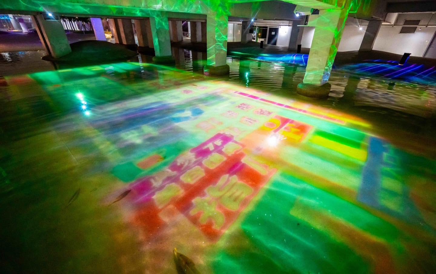 台南河樂廣場變夜間美術館！中國城光雕、造型小船必拍，這天有市集、水域表演