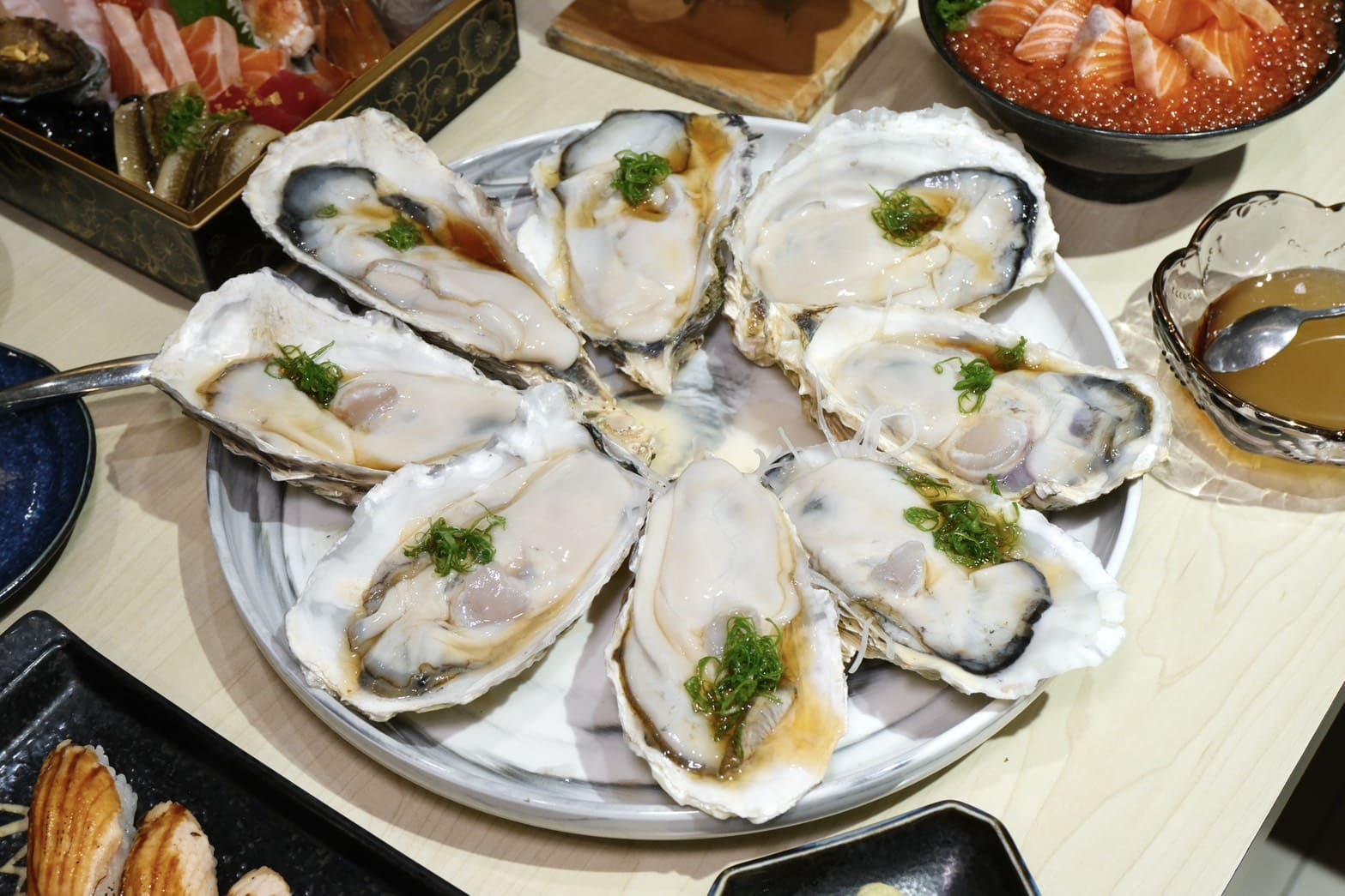 新莊人氣日料推薦！生蠔＋鮭魚吃到飽699元，每日限量20位、味噌湯無限續喝