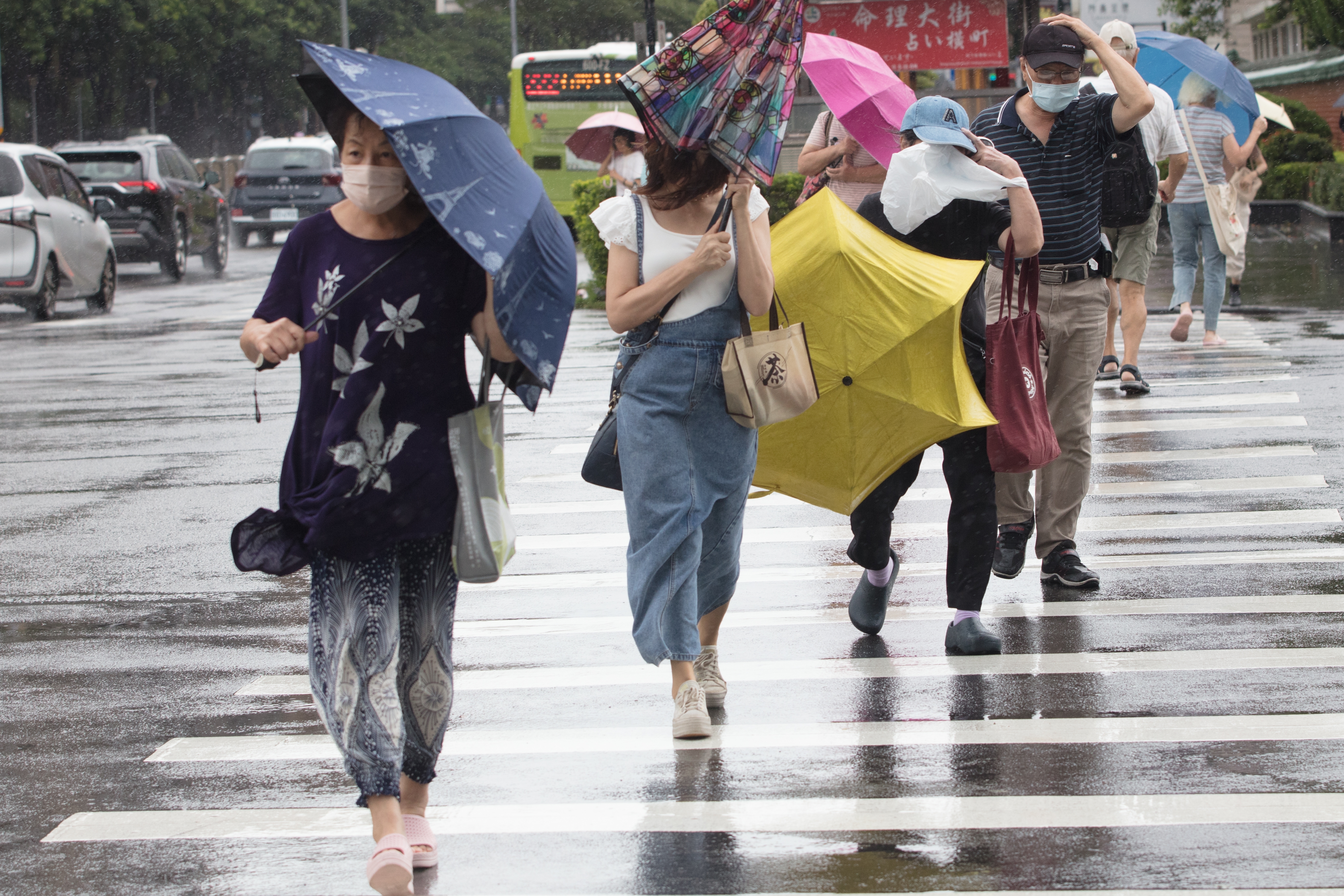 今明陽光露臉把握好天氣！專家示警「這時」變天降雨，週末恐又有颱風