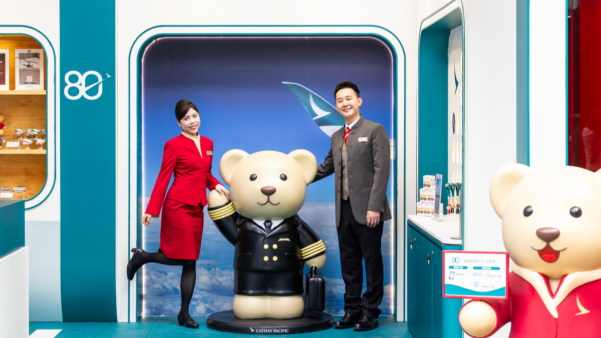全球首款！阿聯酋航空豪華經艙「小包廂」電動隔板座椅，國泰快閃展同步登場