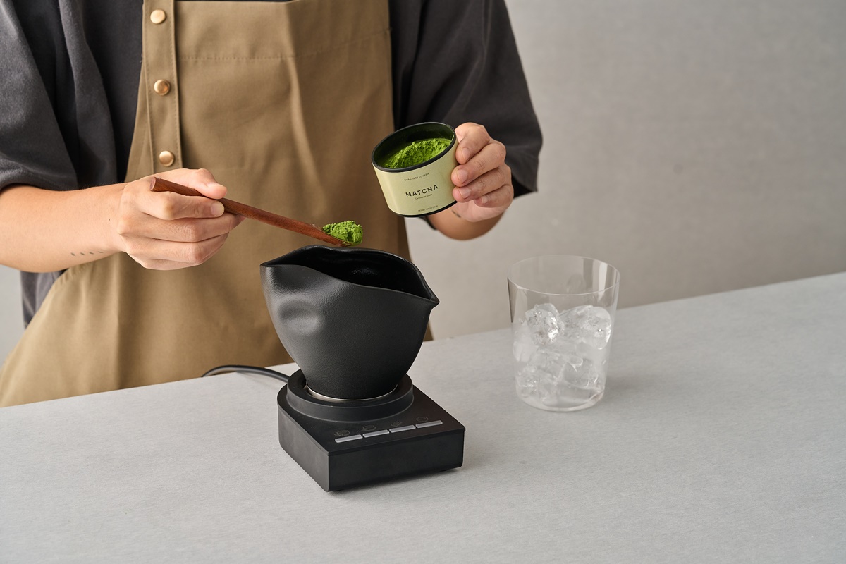 抹茶控爽喝買一送一！松菸人氣和茶店推「蘋果抹茶」，全球首款自動刷茶碗亮相