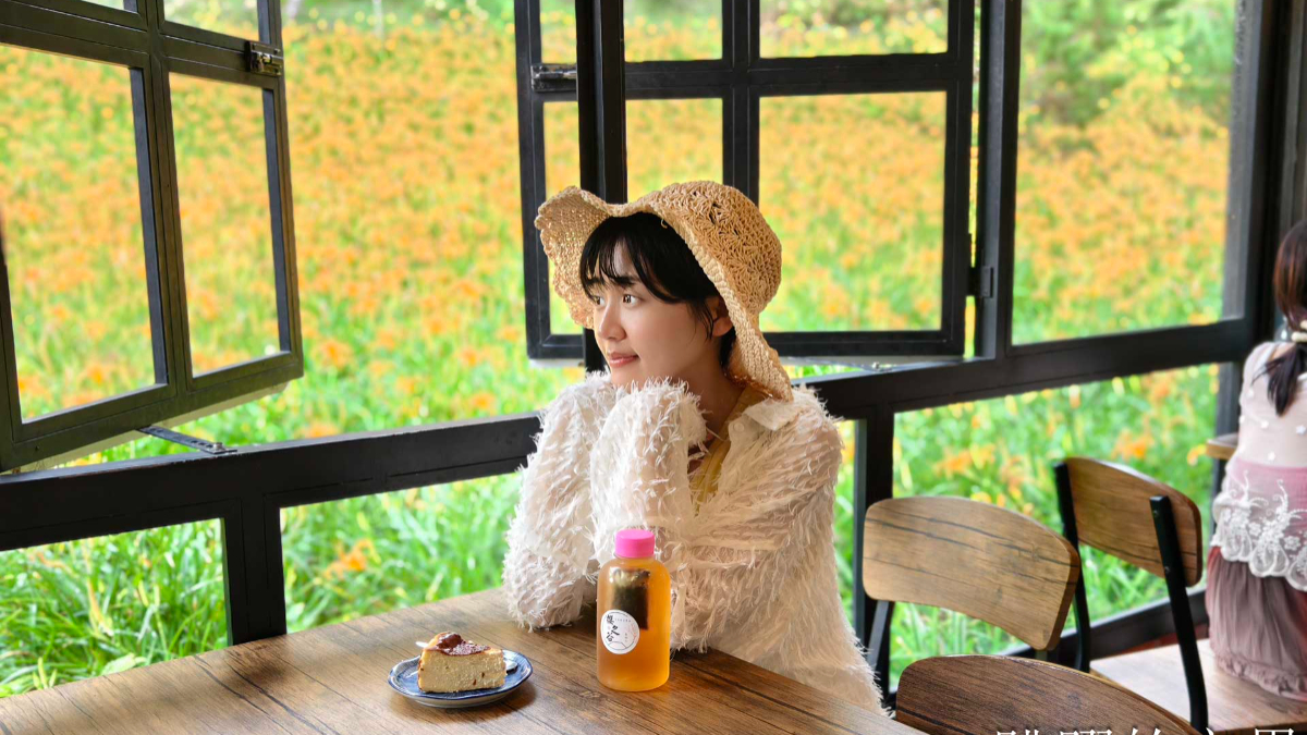 赤科山金針花海大爆發！咖啡廳窗外「整片黃金花海」，賞花、拍美照、吃肉桂捲