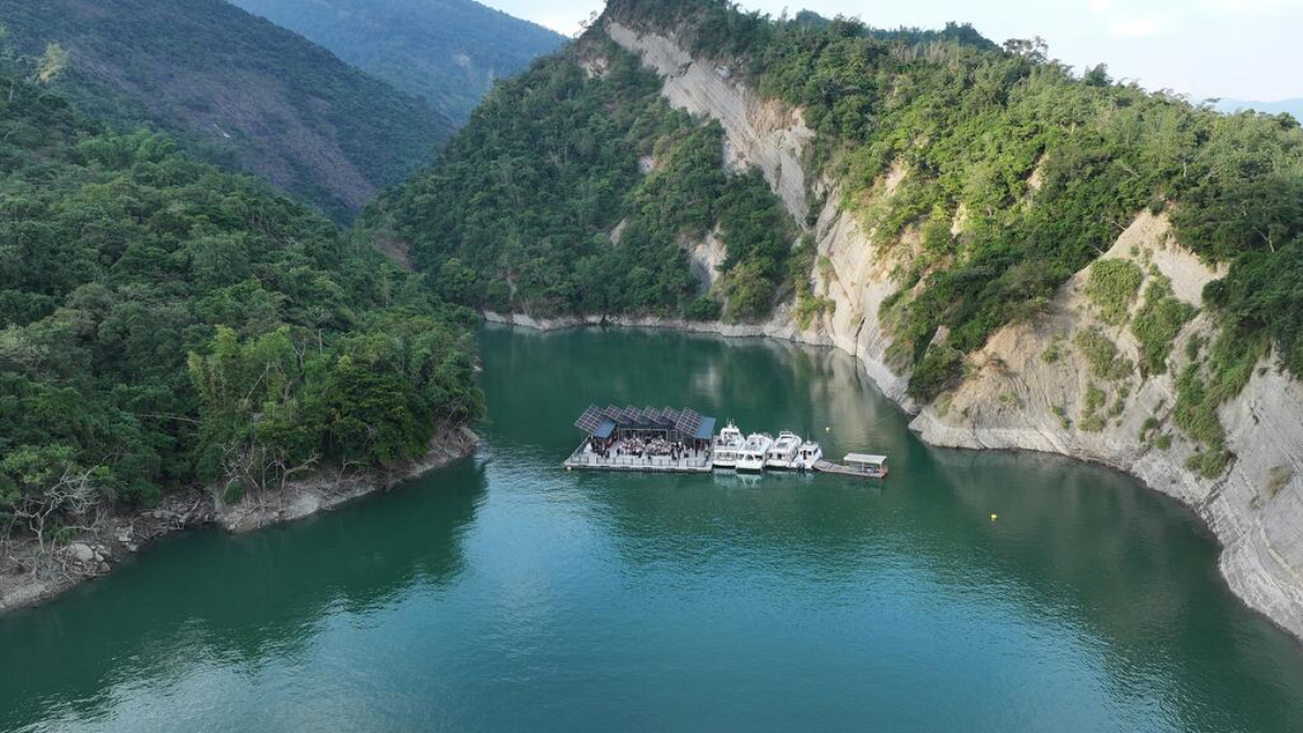 在水庫聽音樂會！指定旅宿半價優惠，聽十鼓、追黑鳶、搭遊艇遊山豬島、秘境峽谷