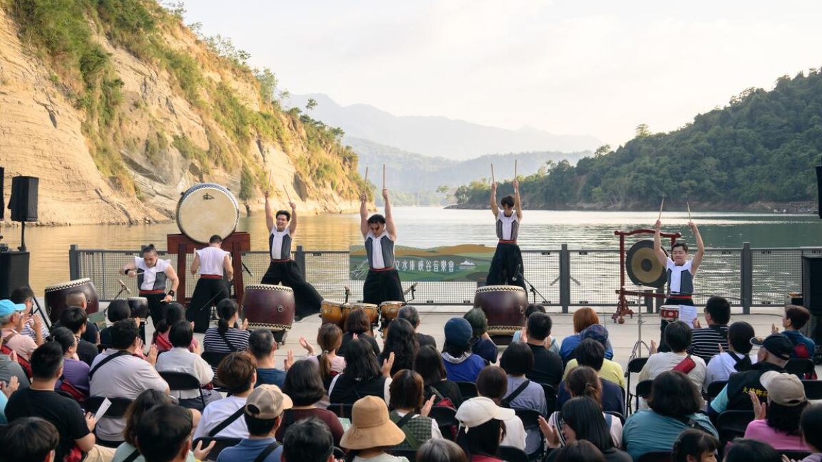 在水庫聽音樂會！指定旅宿半價優惠，聽十鼓、追黑鳶、搭遊艇遊山豬島、秘境峽谷