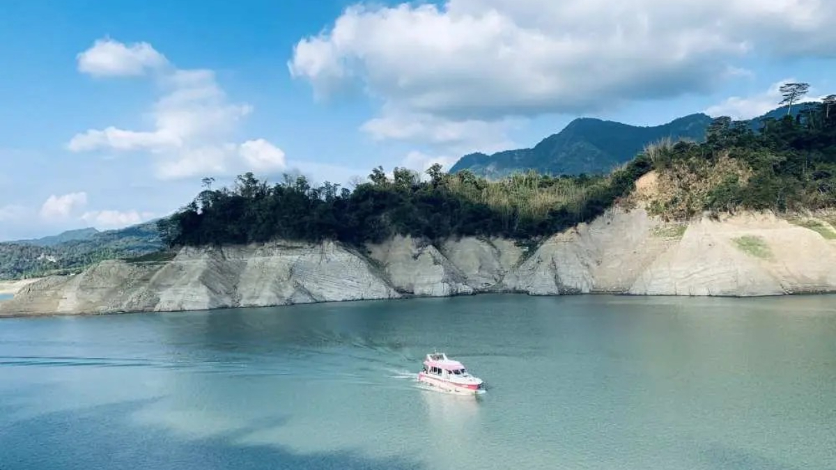 在水庫聽音樂會！指定旅宿半價優惠，聽十鼓、追黑鳶、搭遊艇遊山豬島、秘境峽谷