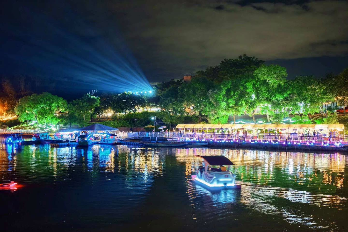 賞夜景新去處！絕美「湖畔光影秀」超好拍，週末市集演唱、夜踩天鵝船