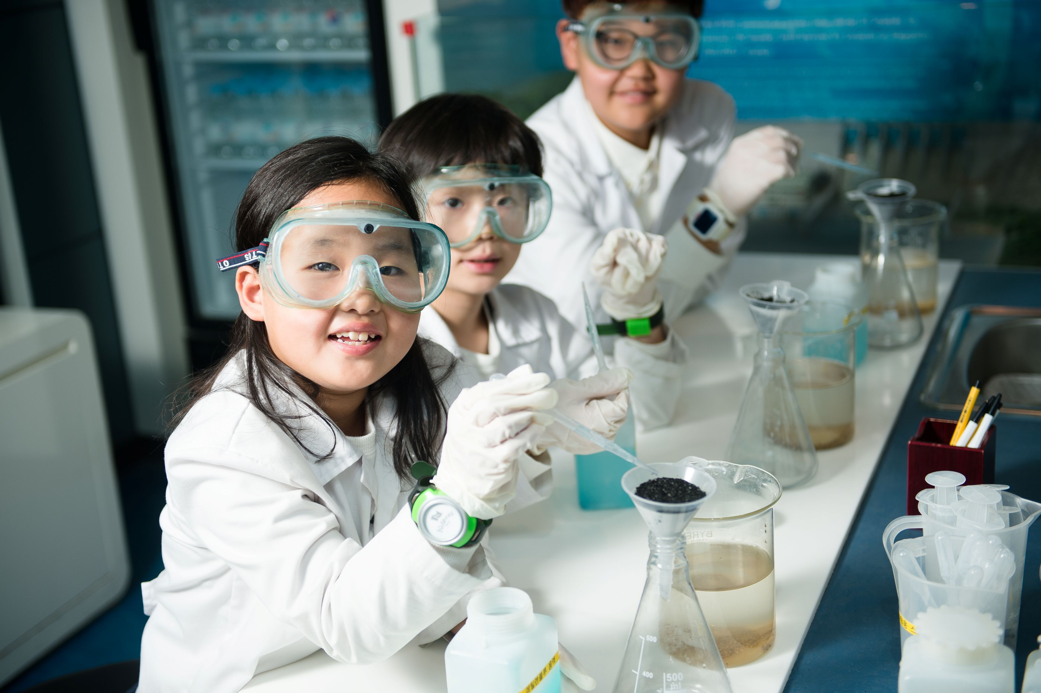 不用飛日本！「KidZania奇薩尼亞」兒童體驗城年底開幕，玩翻近50職業，還可賺錢領薪水
