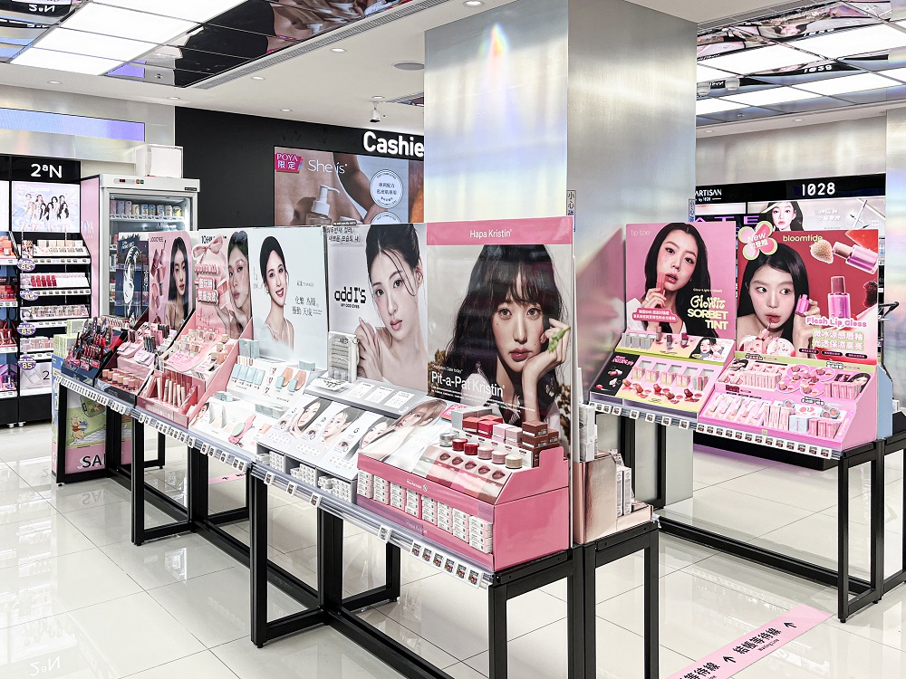 POYA Beauty最新店型！韓系保養、美妝體驗區等４大亮點曝光，粉色樓梯必拍