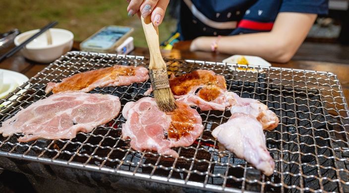 中秋烤肉鋁箔紙哪面朝上？營養師曝99%人都搞錯，別放「這食材」以免傷身