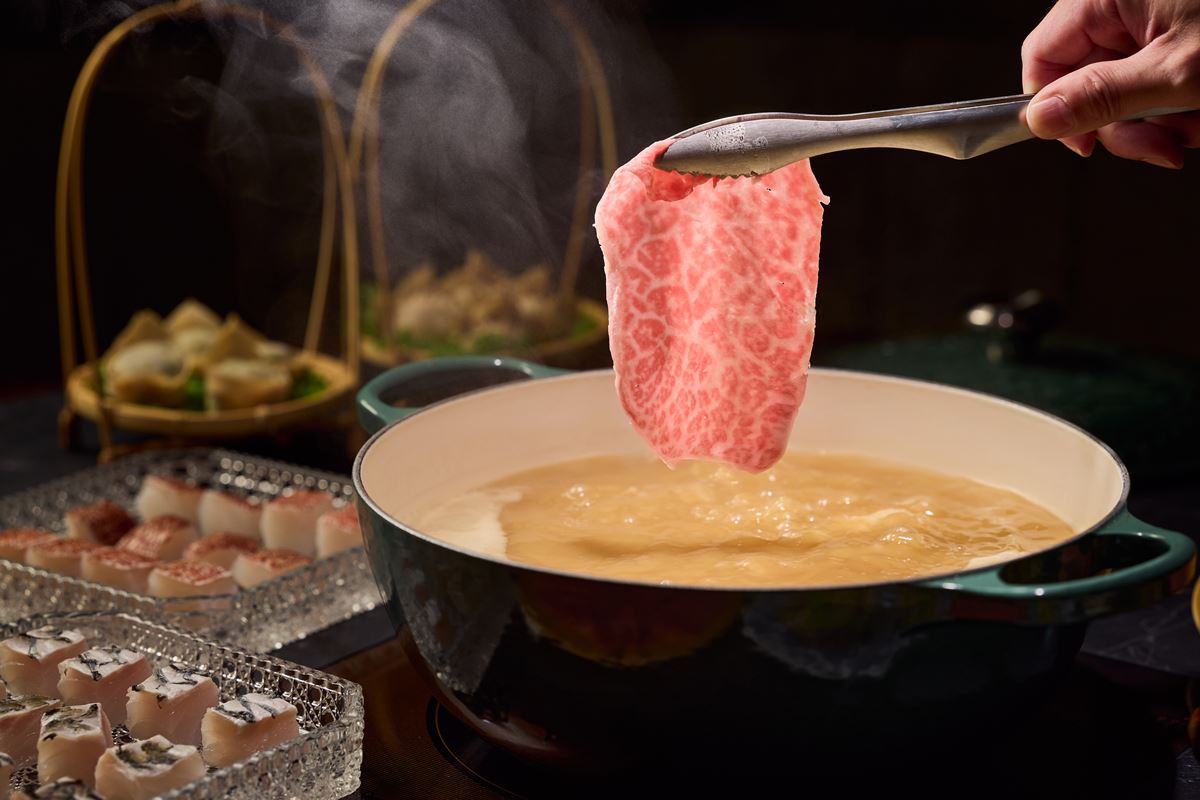 台北全新「花膠雞湯海鮮火鍋」！爽嗑日本A5和牛，加碼築間鍋物「買一送一」
