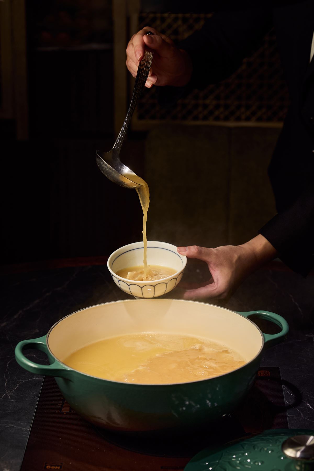 台北全新「花膠雞湯海鮮火鍋」！爽嗑日本A5和牛，加碼築間鍋物「買一送一」
