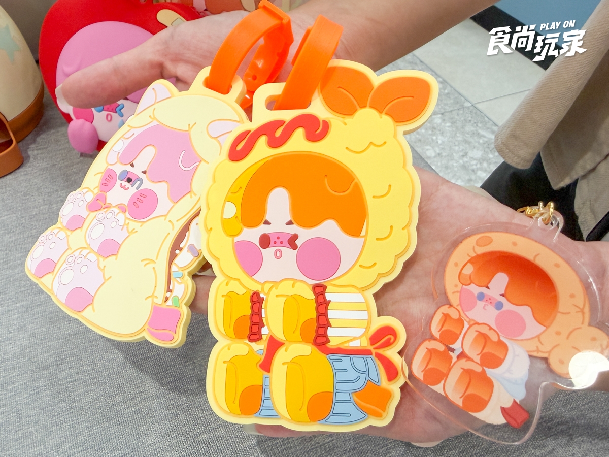 全家推滑板小狗11款周邊！杯套必收、買２杯飲品免費送提袋，咖啡第２杯半價