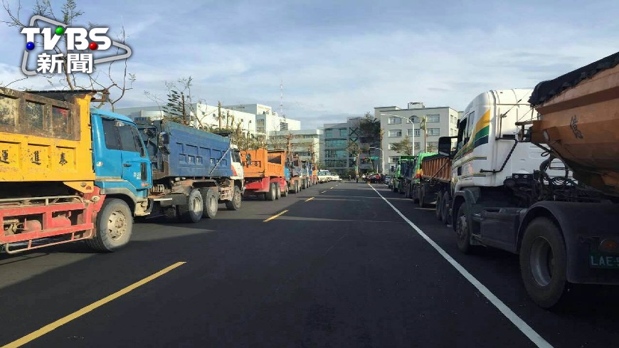 新北市派出35噸卡車15輛、20噸卡車5輛協助台東救災