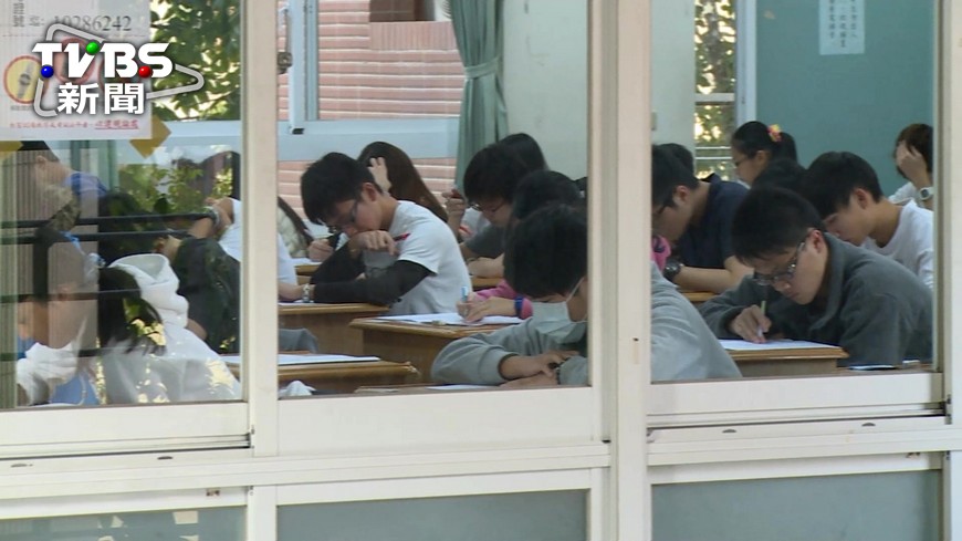 ▲圖／TVBS／大學考試入學分發今放榜，缺額校系數創史上新高。