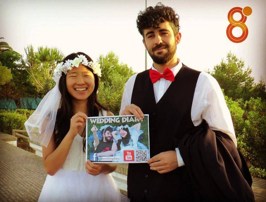 22歲的台灣女孩解博茹和西班牙男友馬林（Alfonso Marin），決定不搭飛機，一路穿著婚紗、西裝徒步前進，花8個月的時間，用雙腳「走」回台灣。